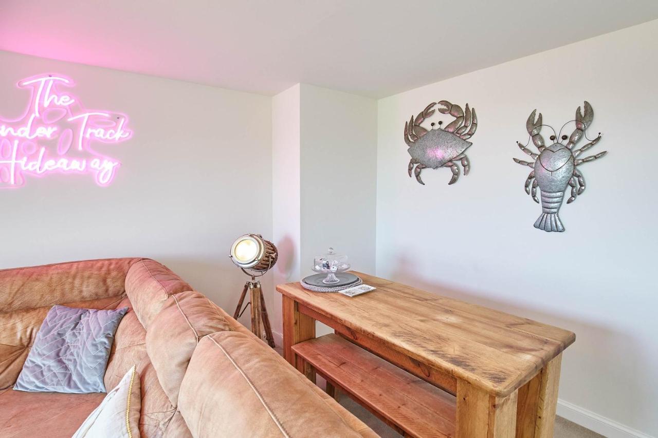 Host & Stay - The Cinder Track Hideaway Whitby Bagian luar foto