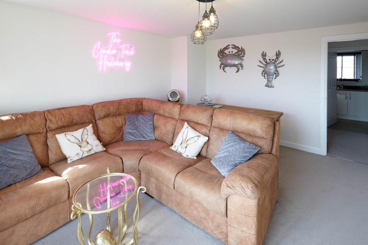 Host & Stay - The Cinder Track Hideaway Whitby Bagian luar foto